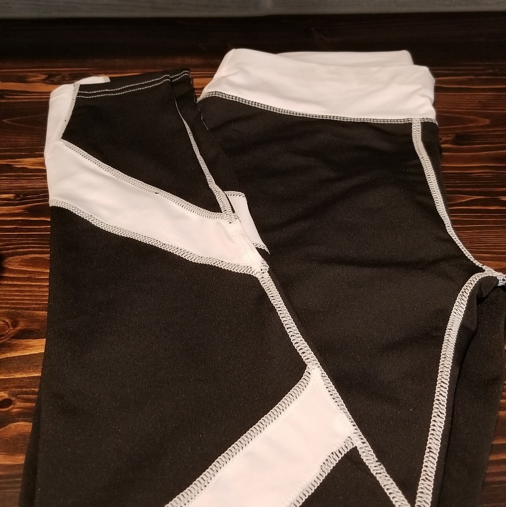💕3 for $15 💕Black & White Stretch Leggings.